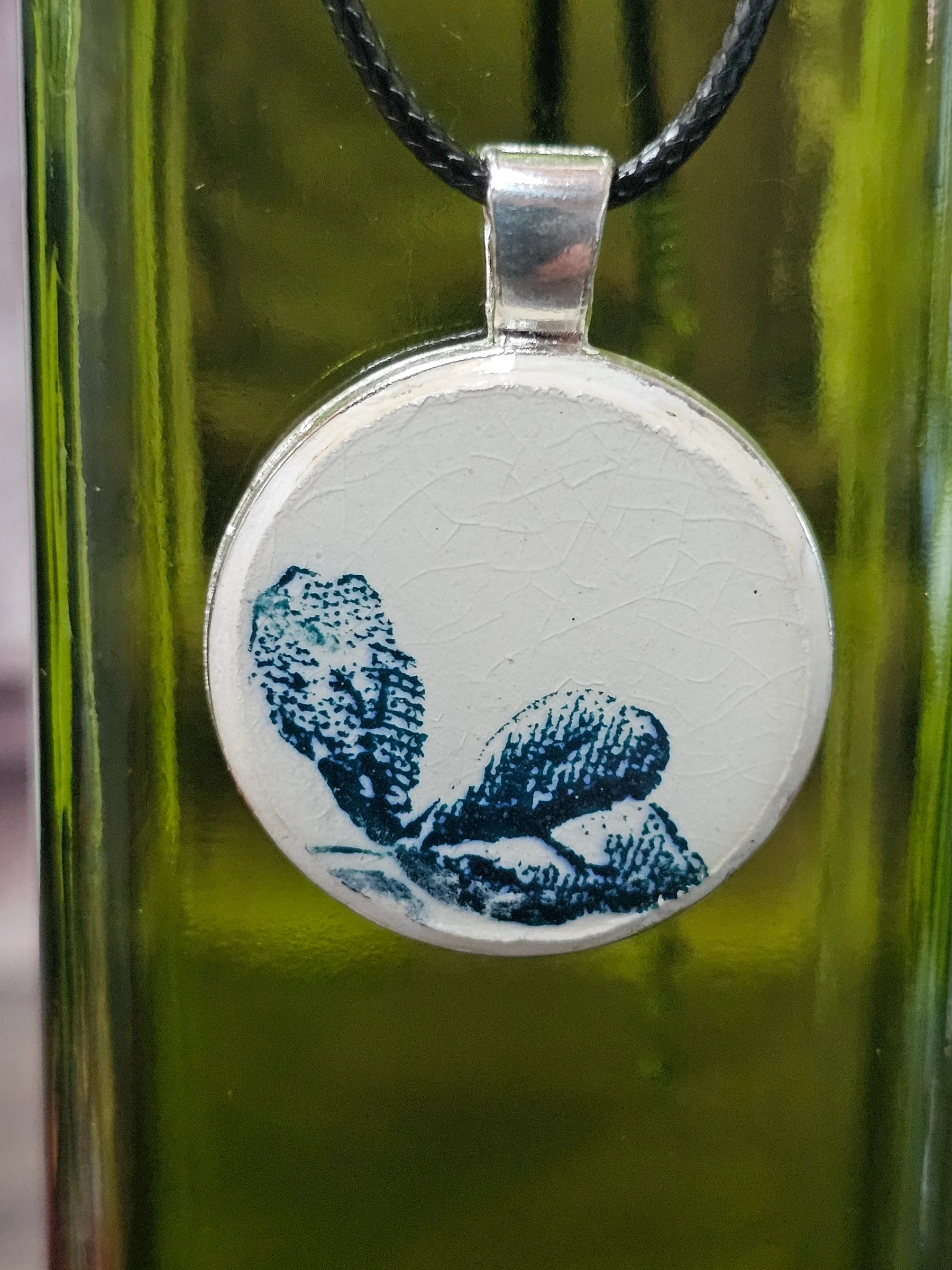 Pendentif avec assiette en terre de fer St Amand modèle Acacia